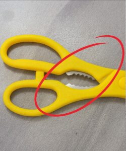What is that strange toothed part on kitchen scissors for?