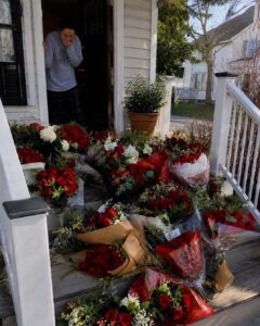 A Hundred Roses Covered My Porch While I Was Away—Then I Found the Note That Destroyed My World
