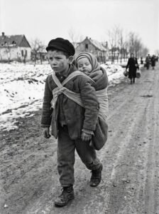 The 10-Year-Old Boy Who Carried His Baby Sister Through War — The Journey That Became a Symbol of Love and Survival