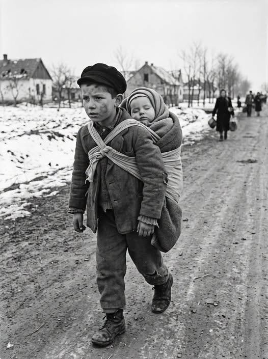 The 10-Year-Old Boy Who Carried His Baby Sister Through War — The Journey That Became a Symbol of Love and Survival